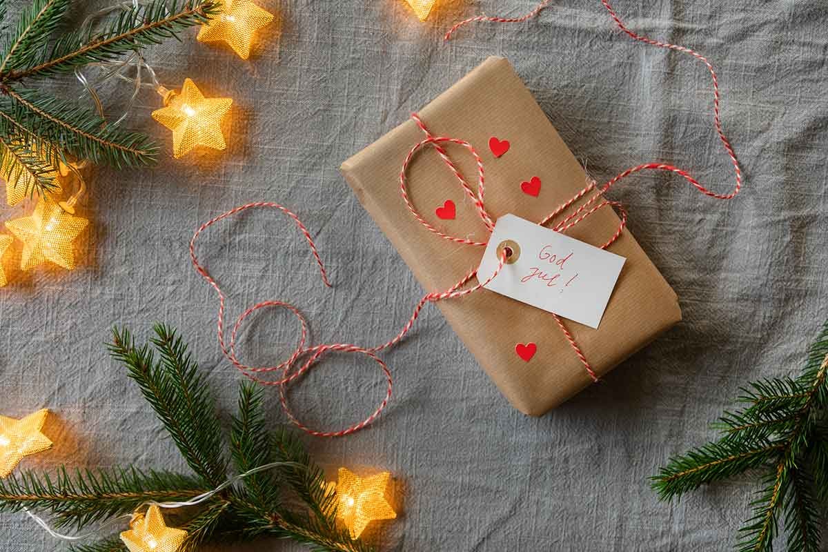 Innpakket julegave - for illustrasjon til artikkel om julegavehandel