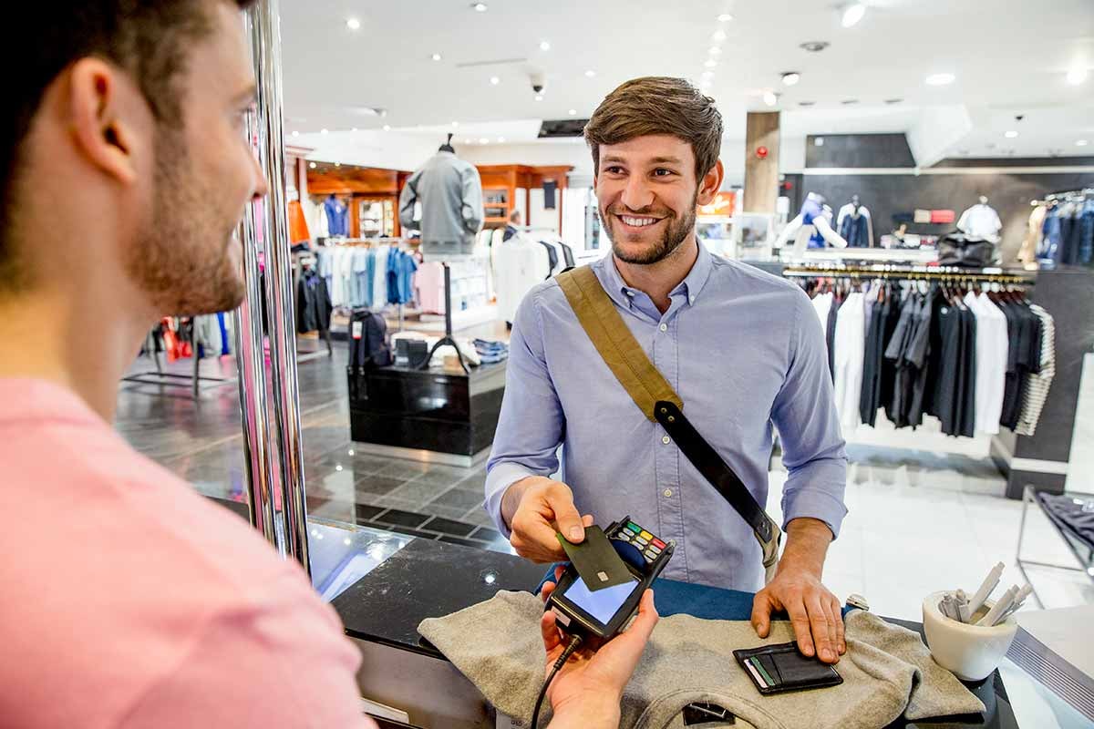 Mann tapper med kredittkort, illustrasjon til kredittkort til hverdagsbruk
