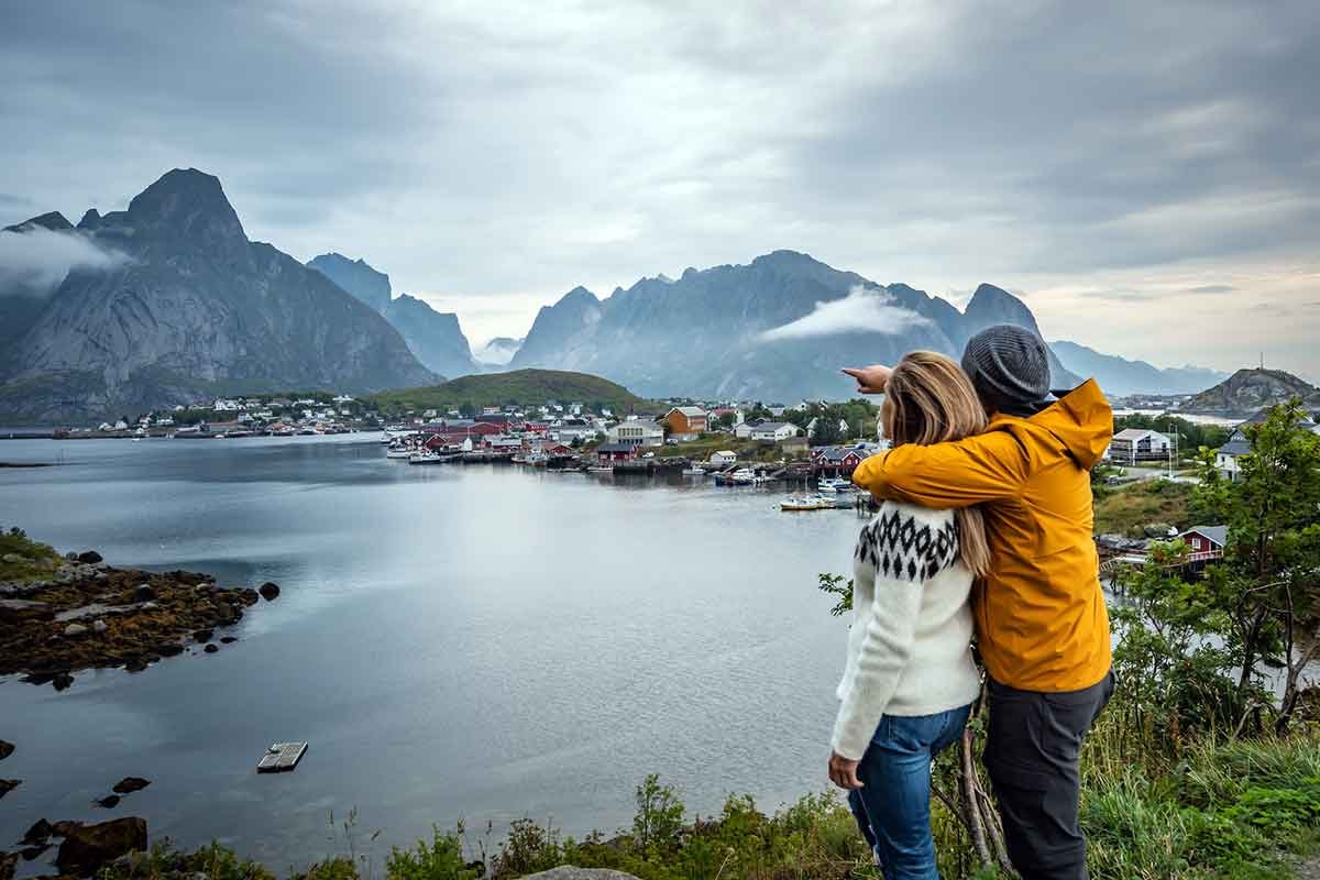 Par ser utover Lofoten, til illustrasjon for Norgesferie