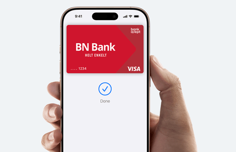 Hånd som holder iphone med bilde av visakort