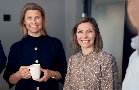 Anette og Birgit jobber i avdelingen Eiendomsfinansiering i Oslo, illustrasjon til artikkel På lag med kundene
