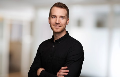 Ung mann med uskarp bakgrunn