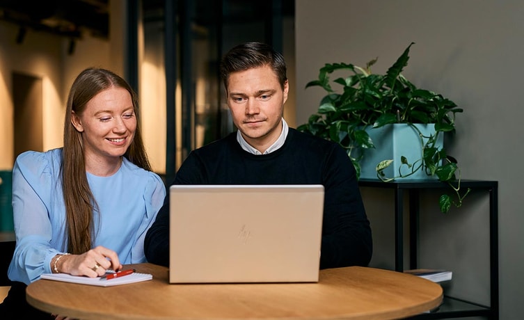 Ansatte i BN Bank ser sammen på desktop, til illustrasjon for NIBORkonto