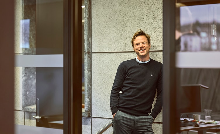 Mann i kontorlandskap, til illustrasjon for komme igang med BN Bank