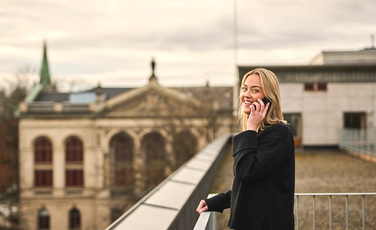 Kine snakker i telefon - ansatt i BN Bank