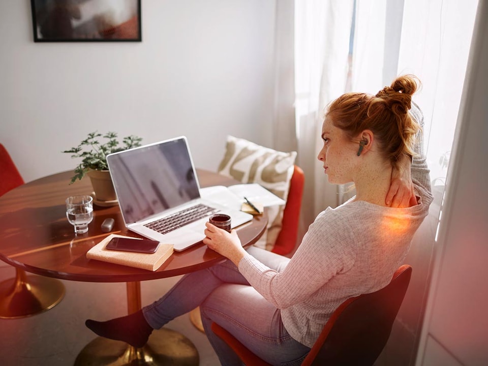Dame sitter med laptop ved spisebordet, til illustrasjon for dokumentavgift