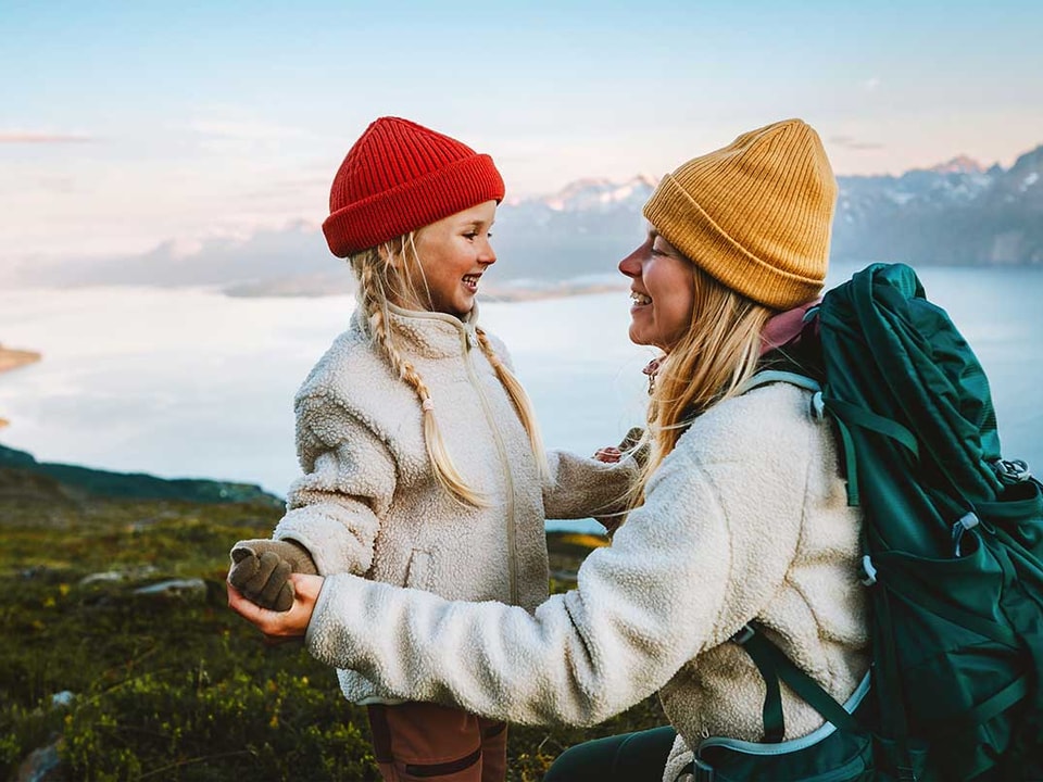 Mor og datter på fjelltur - illustrasjon til bufferkonto