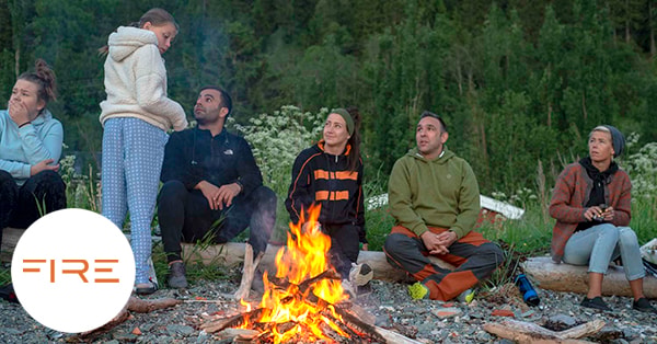 Bilder av mennesker rundt bål sammen med logo av FIRE