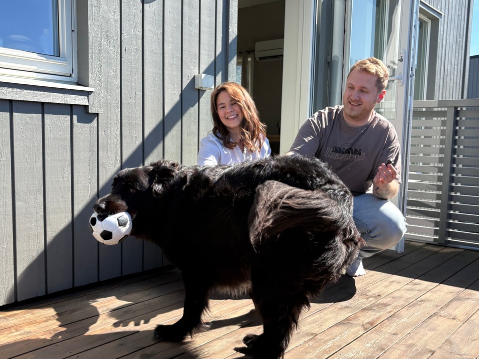 Kvinne og mann på en terrasse med en hund foran seg, til illustrasjon for Finit erfaringer