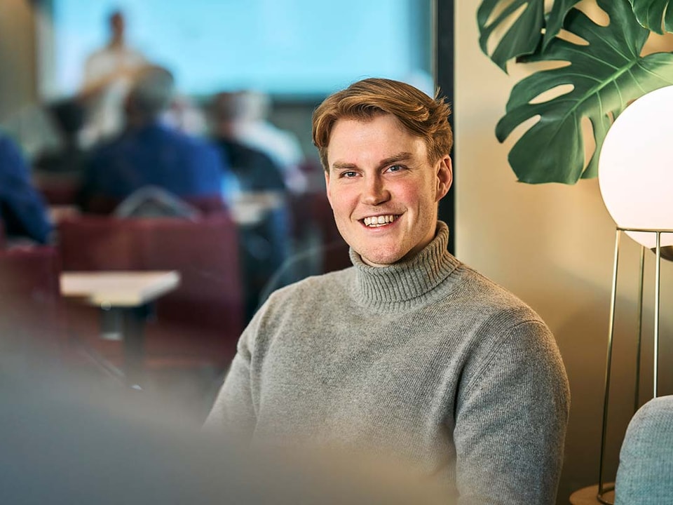Jørgen er ansatt i banken - illustrasjon for regnskapssystemer